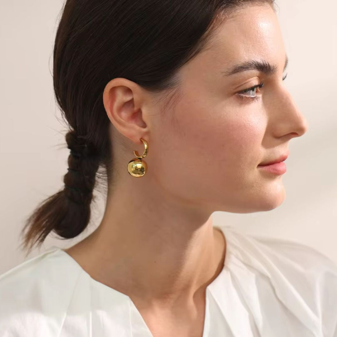 aretes huggie, argollas de oro, aretes chapados en oro, aretes elegantes, acero inoxidable, joyería geométrica, aretes resistentes al agua, aretes modernos, moda minimalista
https://lenorajewelry.com/aretes-huggie-acero-inoxidable-oro