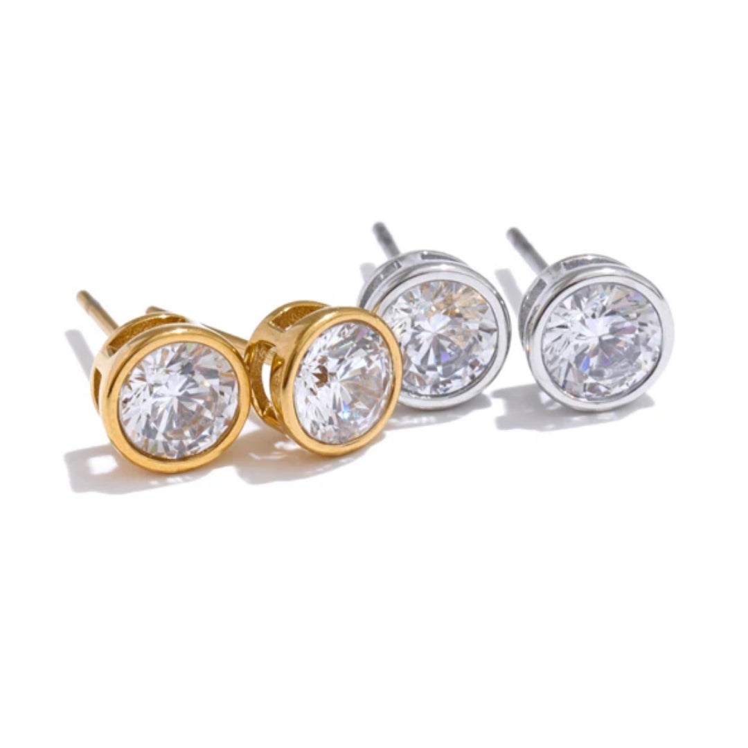 Aretes dorados redondos de acero inoxidable – lenorajewelry.com/aretes-luz-serena-circonia-dorados
aretes de circonia cúbica, aretes dorados pequeños, aretes tipo stud mujer, joyería de lujo LENORA, aretes de acero inoxidable, accesorios elegantes, joyas resistentes al agua