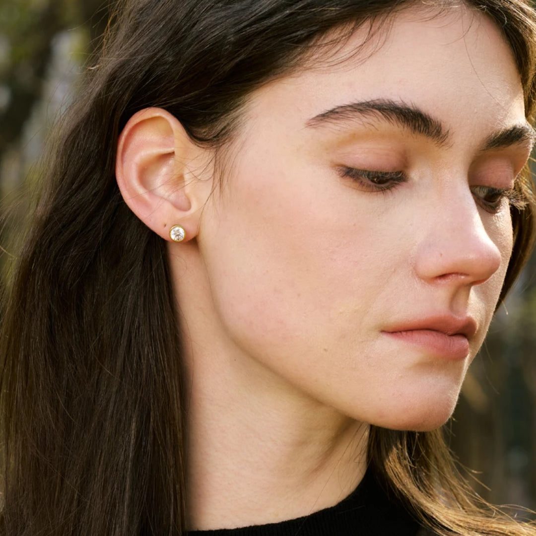 Aretes dorados redondos de acero inoxidable – lenorajewelry.com/aretes-luz-serena-circonia-dorados
aretes de circonia cúbica, aretes dorados pequeños, aretes tipo stud mujer, joyería de lujo LENORA, aretes de acero inoxidable, accesorios elegantes, joyas resistentes al agua