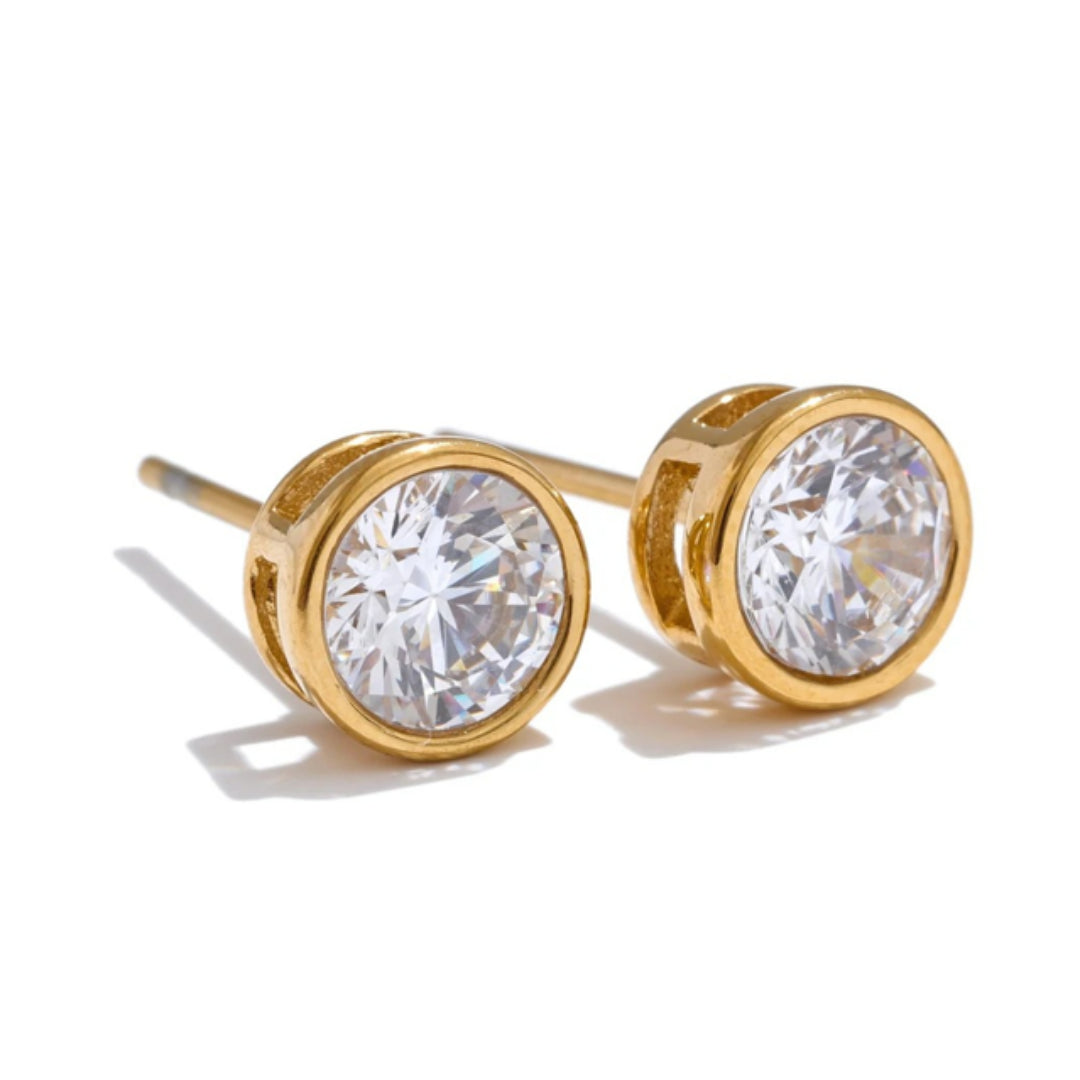 Aretes dorados redondos de acero inoxidable – lenorajewelry.com/aretes-luz-serena-circonia-dorados
aretes de circonia cúbica, aretes dorados pequeños, aretes tipo stud mujer, joyería de lujo LENORA, aretes de acero inoxidable, accesorios elegantes, joyas resistentes al agua