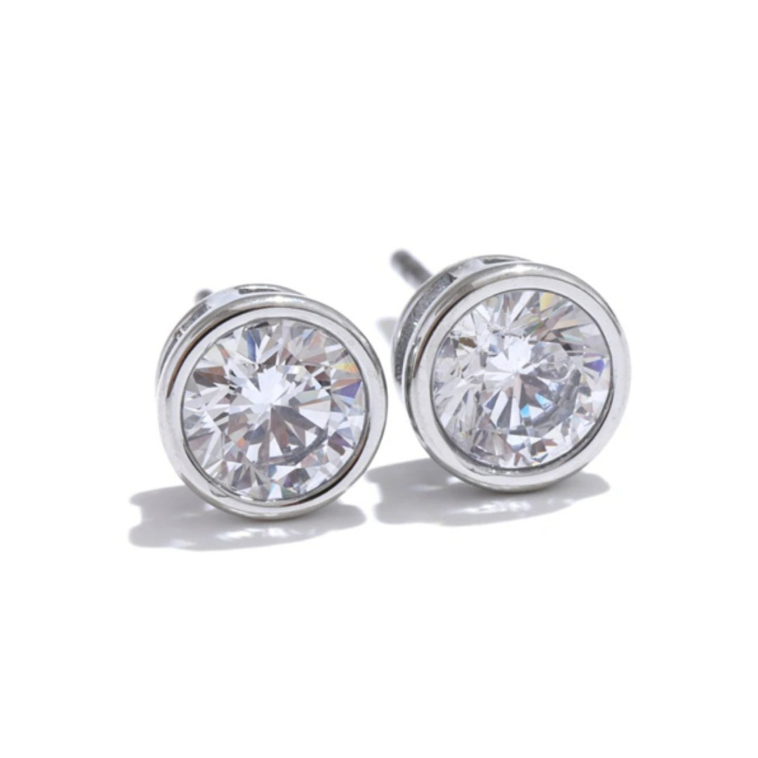Aretes dorados redondos de acero inoxidable – lenorajewelry.com/aretes-luz-serena-circonia-dorados
aretes de circonia cúbica, aretes dorados pequeños, aretes tipo stud mujer, joyería de lujo LENORA, aretes de acero inoxidable, accesorios elegantes, joyas resistentes al agua