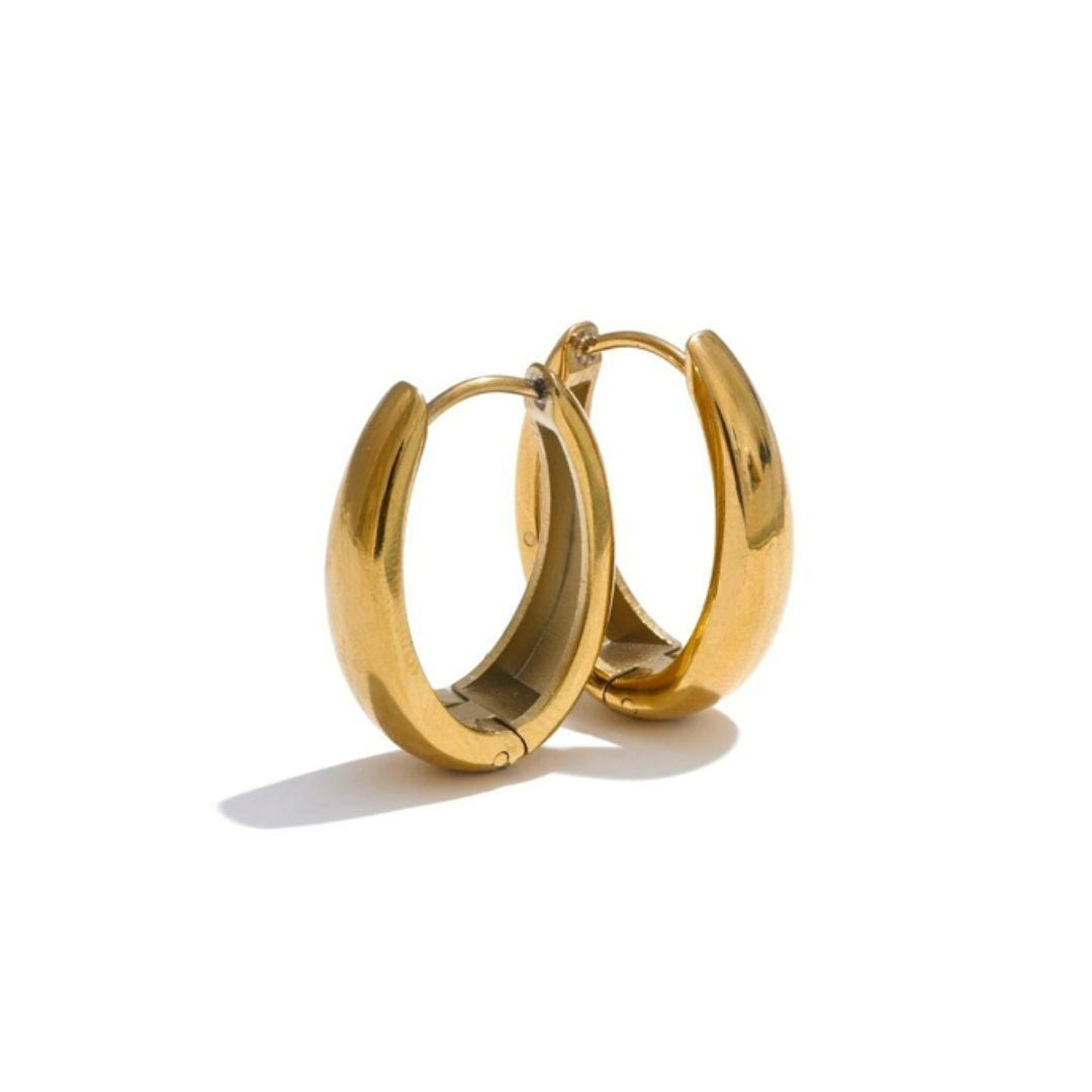 Aretes U-Luxe geométricos dorados – lenorajewelry.com/aretes-u-luxe-lenora, aretes geométricos, aretes en forma de U, aretes dorados mujer, pendientes modernos LENORA, joyería resistente al agua