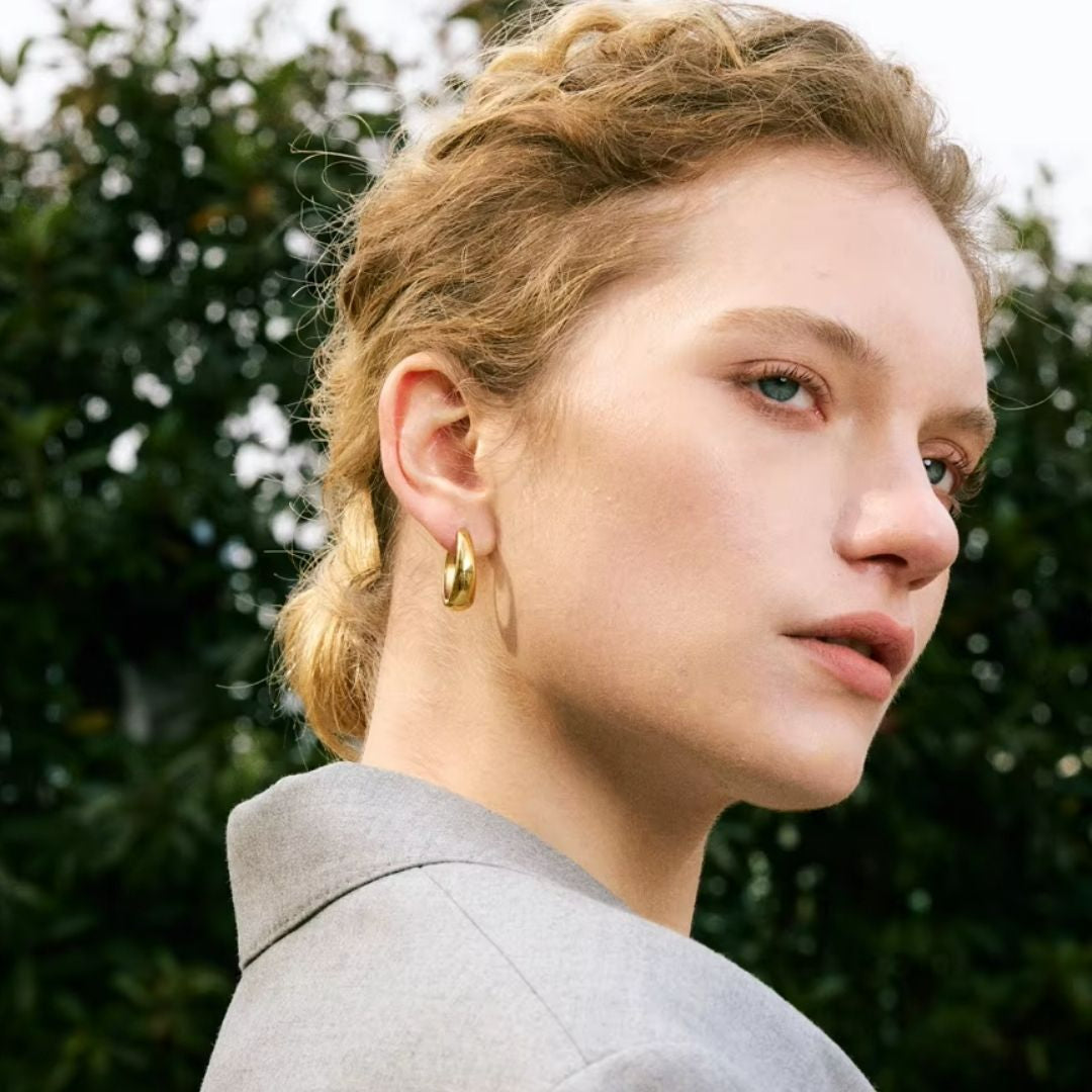 Aretes U-Luxe geométricos dorados – lenorajewelry.com/aretes-u-luxe-lenora, aretes geométricos, aretes en forma de U, aretes dorados mujer, pendientes modernos LENORA, joyería resistente al agua