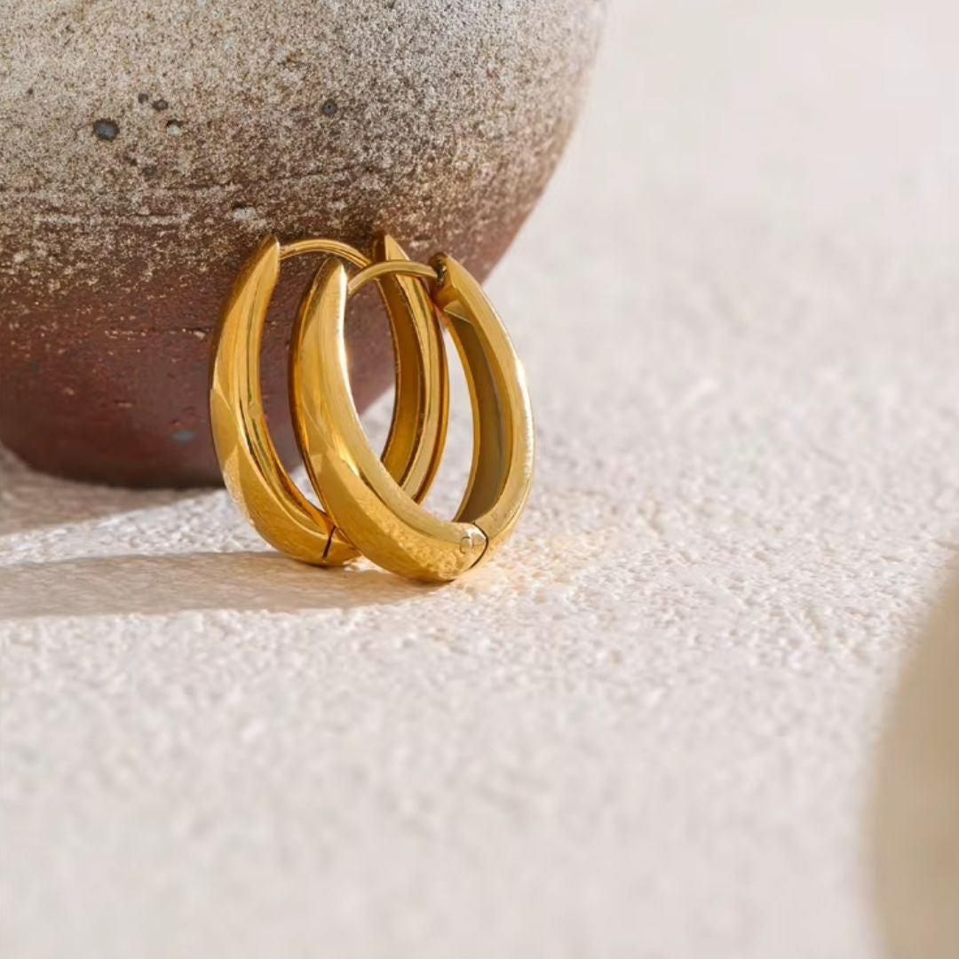 Aretes U-Luxe geométricos dorados – lenorajewelry.com/aretes-u-luxe-lenora, aretes geométricos, aretes en forma de U, aretes dorados mujer, pendientes modernos LENORA, joyería resistente al agua