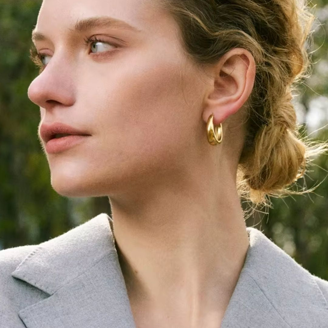 Aretes U-Luxe geométricos dorados – lenorajewelry.com/aretes-u-luxe-lenora, aretes geométricos, aretes en forma de U, aretes dorados mujer, pendientes modernos LENORA, joyería resistente al agua