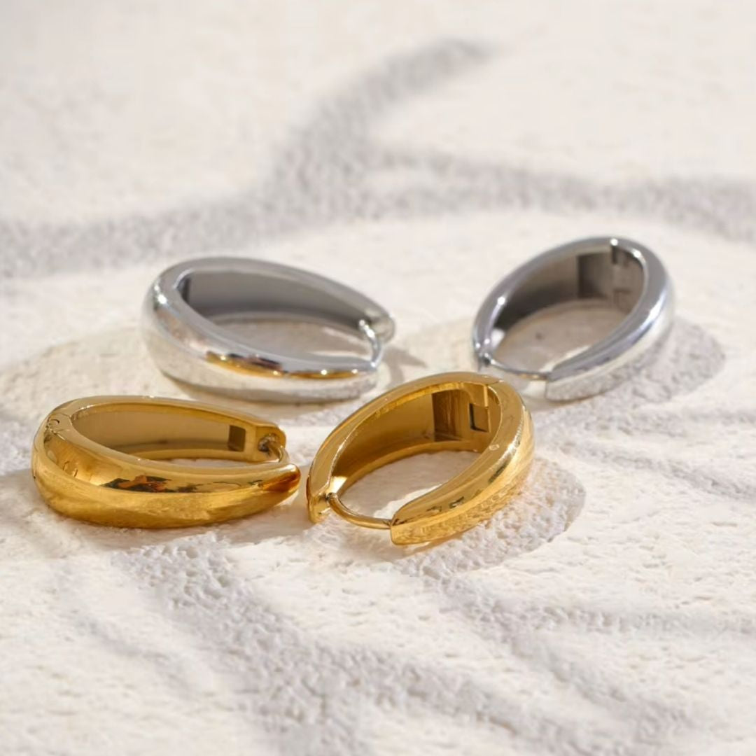 Aretes U-Luxe geométricos dorados – lenorajewelry.com/aretes-u-luxe-lenora, aretes geométricos, aretes en forma de U, aretes dorados mujer, pendientes modernos LENORA, joyería resistente al agua