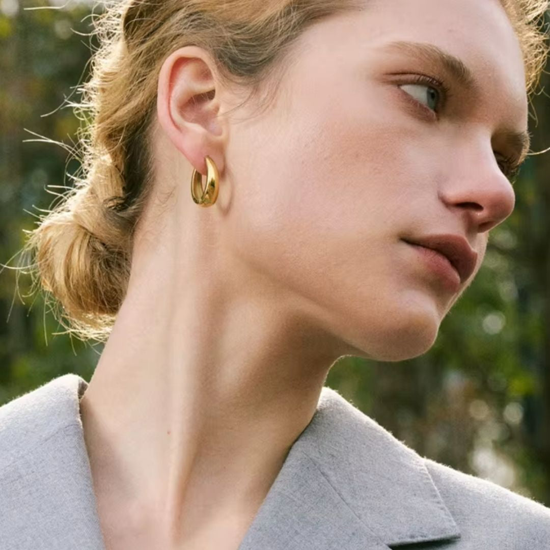 Aretes U-Luxe geométricos dorados – lenorajewelry.com/aretes-u-luxe-lenora, aretes geométricos, aretes en forma de U, aretes dorados mujer, pendientes modernos LENORA, joyería resistente al agua