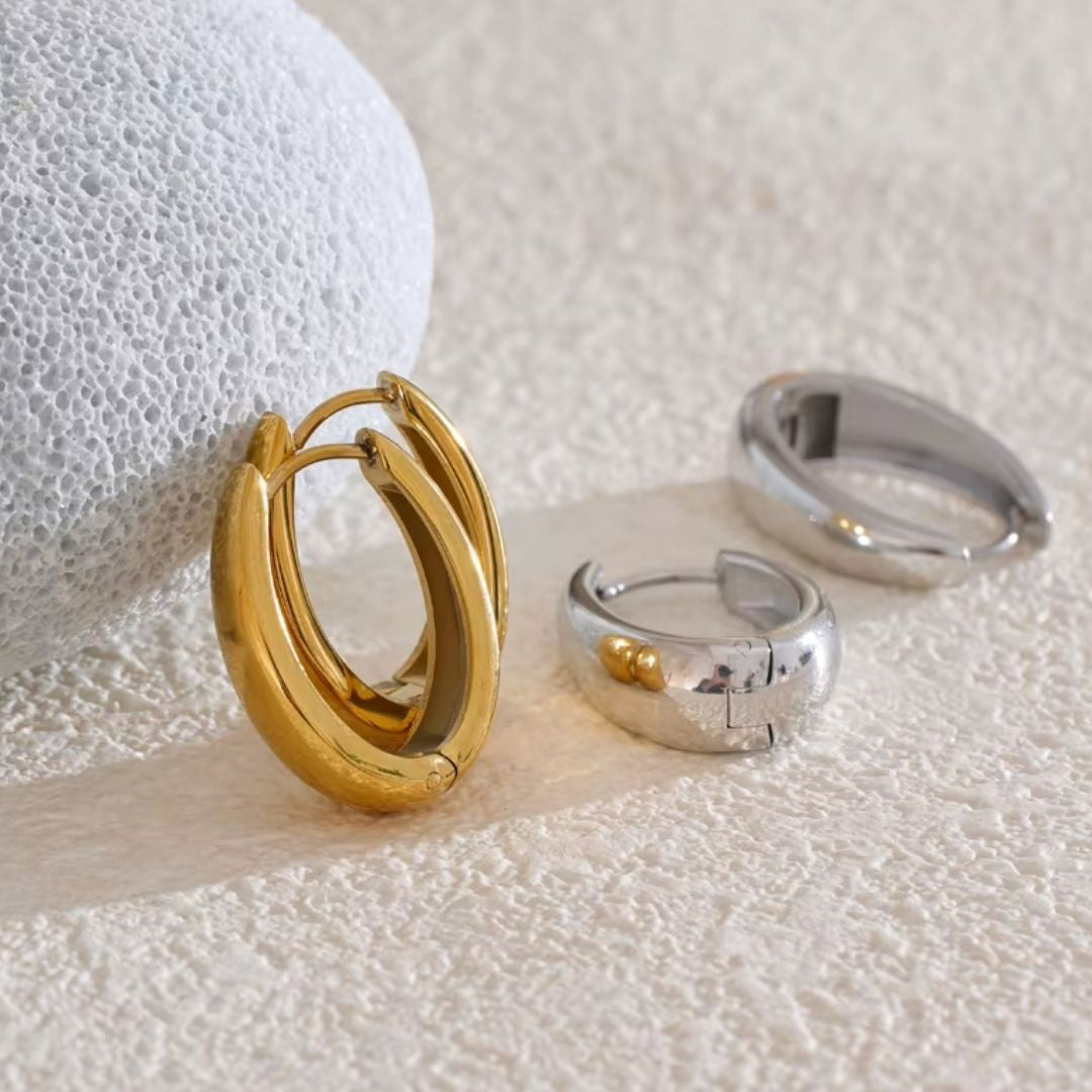 Aretes U-Luxe geométricos dorados – lenorajewelry.com/aretes-u-luxe-lenora, aretes geométricos, aretes en forma de U, aretes dorados mujer, pendientes modernos LENORA, joyería resistente al agua