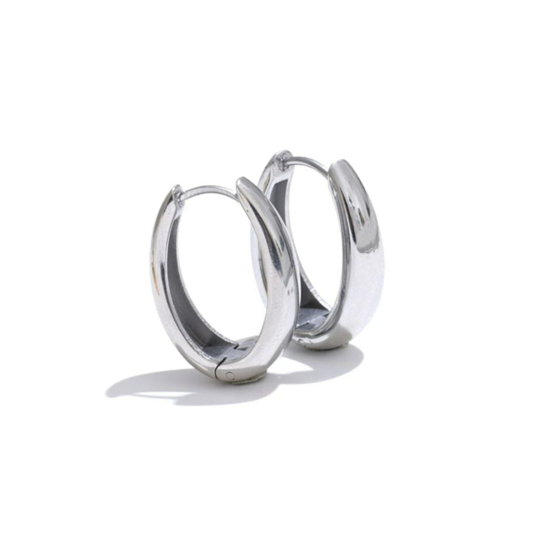Aretes U-Luxe geométricos dorados – lenorajewelry.com/aretes-u-luxe-lenora, aretes geométricos, aretes en forma de U, aretes dorados mujer, pendientes modernos LENORA, joyería resistente al agua