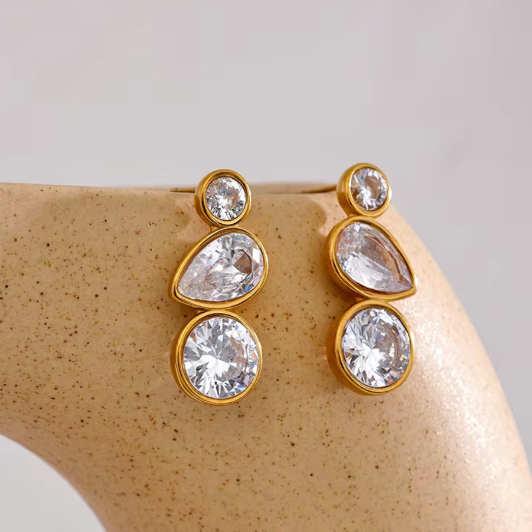 Aretes geométricos de acero inoxidable 316L chapados en oro PVD con zirconia cúbica, diseño elegante y delicado.
https://lenorajewelry.com/pendientes-destello-sutil-316l