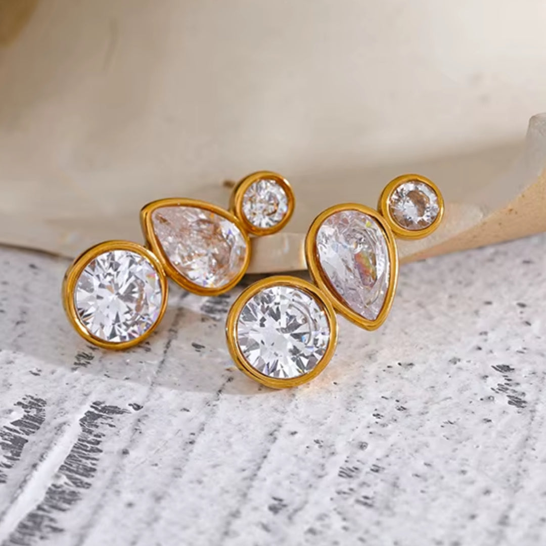 Aretes geométricos de acero inoxidable 316L chapados en oro PVD con zirconia cúbica, diseño elegante y delicado.
https://lenorajewelry.com/pendientes-destello-sutil-316l