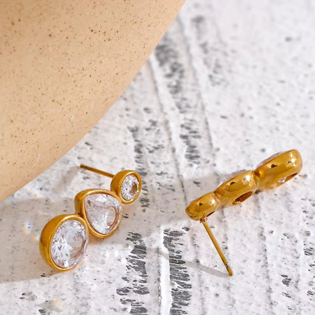Aretes geométricos de acero inoxidable 316L chapados en oro PVD con zirconia cúbica, diseño elegante y delicado.
https://lenorajewelry.com/pendientes-destello-sutil-316l