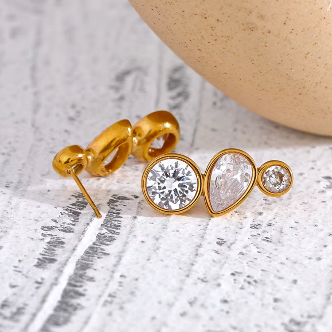 Aretes geométricos de acero inoxidable 316L chapados en oro PVD con zirconia cúbica, diseño elegante y delicado.
https://lenorajewelry.com/pendientes-destello-sutil-316l