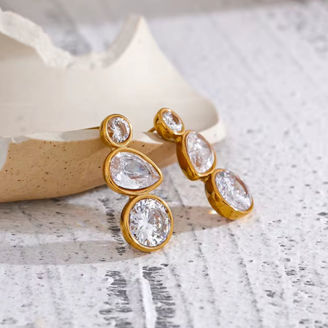 Aretes geométricos de acero inoxidable 316L chapados en oro PVD con zirconia cúbica, diseño elegante y delicado.
https://lenorajewelry.com/pendientes-destello-sutil-316l