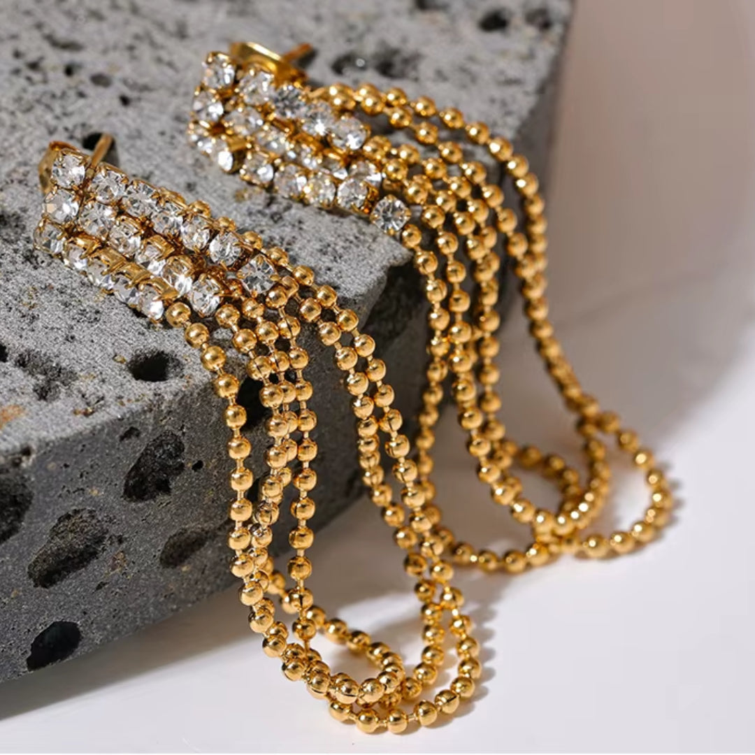 Aretes colgantes de acero inoxidable 316L con borla geométrica chapada en oro PVD y circonita cúbica brillante.
https://lenorajewelry.com/pendientes-brisa-dorada-316l