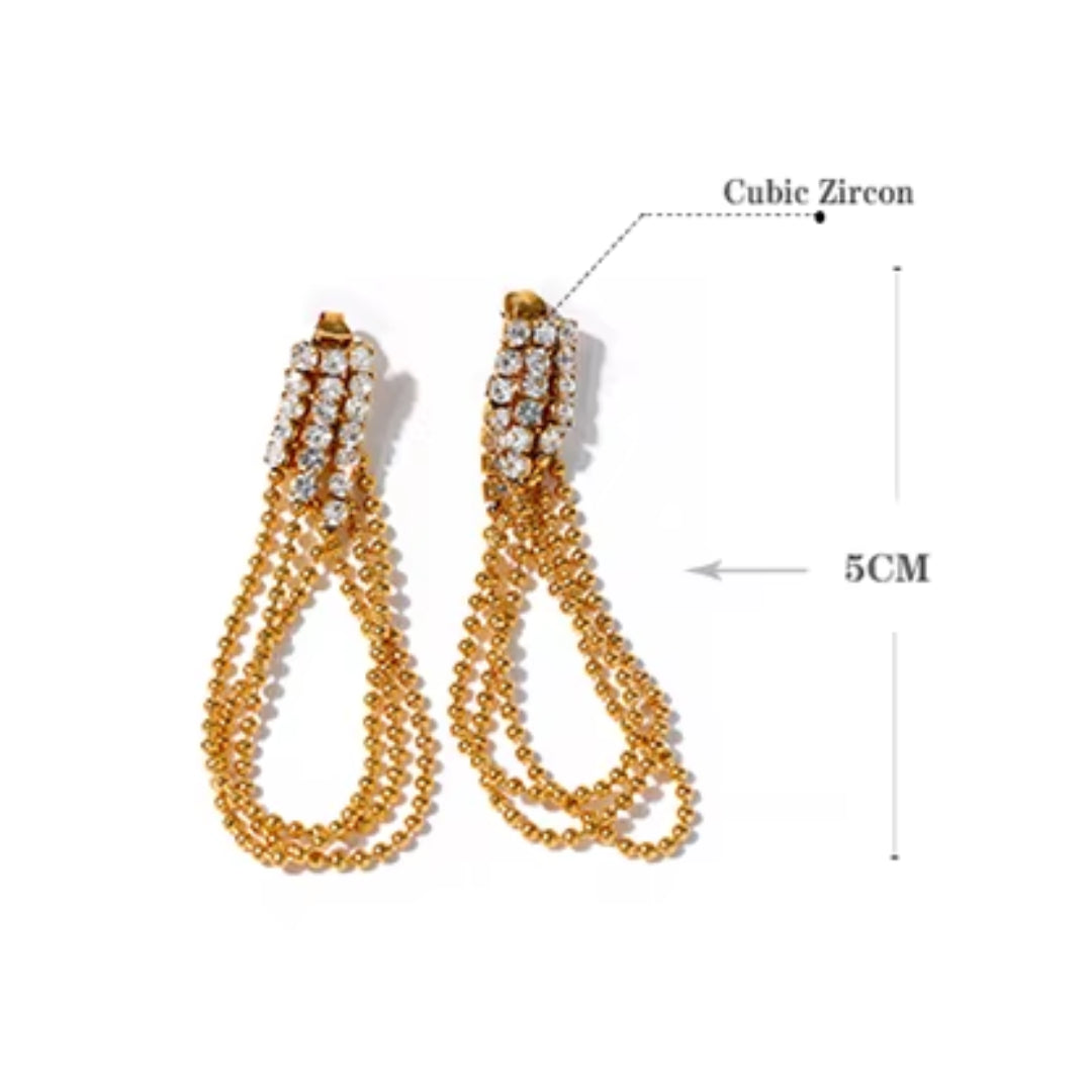 Aretes colgantes de acero inoxidable 316L con borla geométrica chapada en oro PVD y circonita cúbica brillante.
https://lenorajewelry.com/pendientes-brisa-dorada-316l