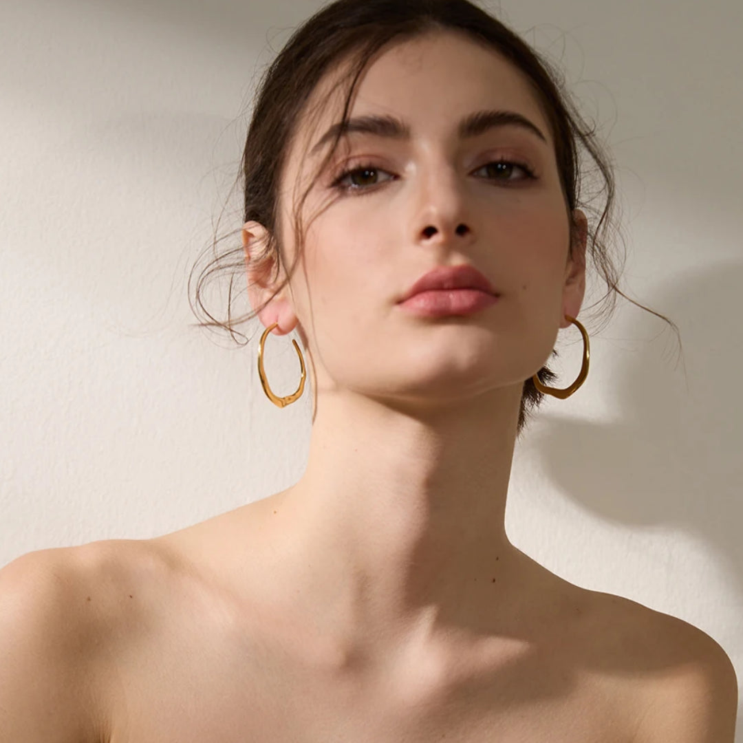 Aretes geométricos minimalistas LENORA, Detalle de aretes de aro chapados en oro – lenorajewelry.com/aretes-aro-selene-dorados, aretes de aro dorados, pendientes minimalistas, joyería mexicana moderna, aretes acero inoxidable mujer, aretes resistentes al agua, joyas LENORA