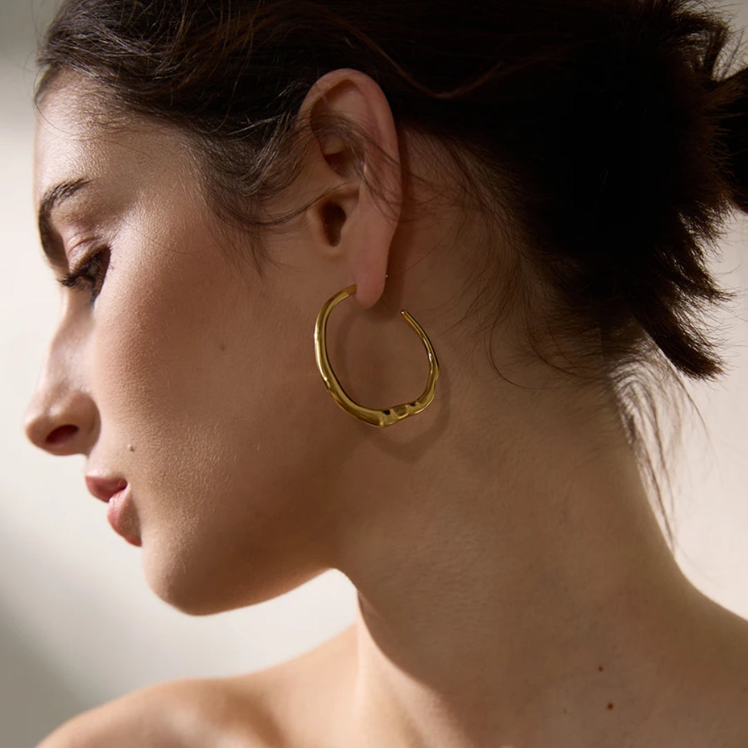 Aretes geométricos minimalistas LENORA, Detalle de aretes de aro chapados en oro – lenorajewelry.com/aretes-aro-selene-dorados, aretes de aro dorados, pendientes minimalistas, joyería mexicana moderna, aretes acero inoxidable mujer, aretes resistentes al agua, joyas LENORA