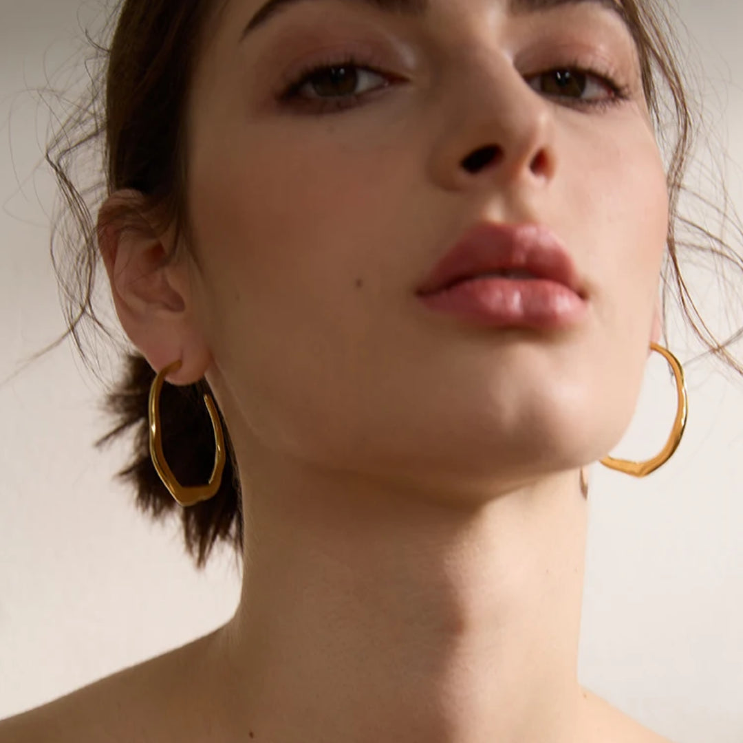 Aretes geométricos minimalistas LENORA, Detalle de aretes de aro chapados en oro – lenorajewelry.com/aretes-aro-selene-dorados, aretes de aro dorados, pendientes minimalistas, joyería mexicana moderna, aretes acero inoxidable mujer, aretes resistentes al agua, joyas LENORA
