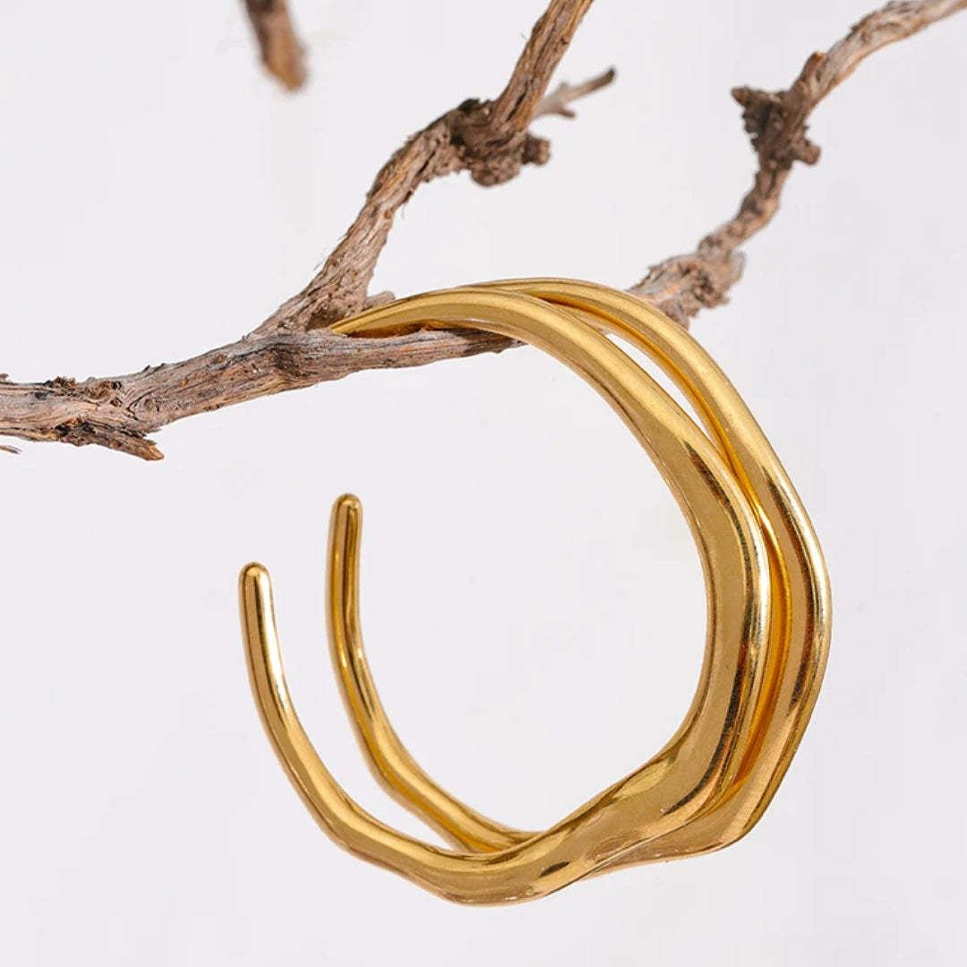 Aretes geométricos minimalistas LENORA, Detalle de aretes de aro chapados en oro – lenorajewelry.com/aretes-aro-selene-dorados, aretes de aro dorados, pendientes minimalistas, joyería mexicana moderna, aretes acero inoxidable mujer, aretes resistentes al agua, joyas LENORA