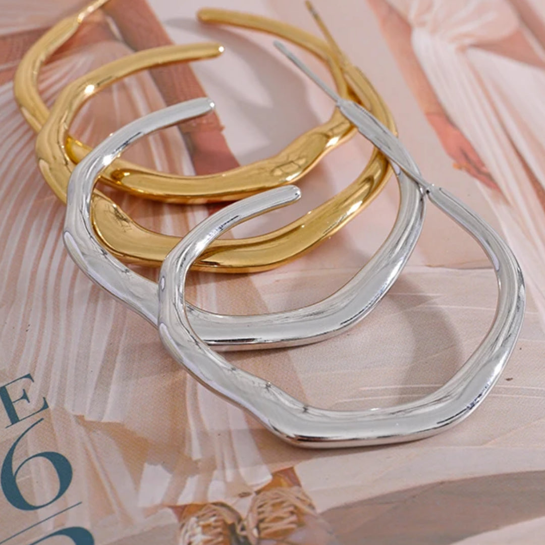Aretes geométricos minimalistas LENORA, Detalle de aretes de aro chapados en oro – lenorajewelry.com/aretes-aro-selene-dorados, aretes de aro dorados, pendientes minimalistas, joyería mexicana moderna, aretes acero inoxidable mujer, aretes resistentes al agua, joyas LENORA