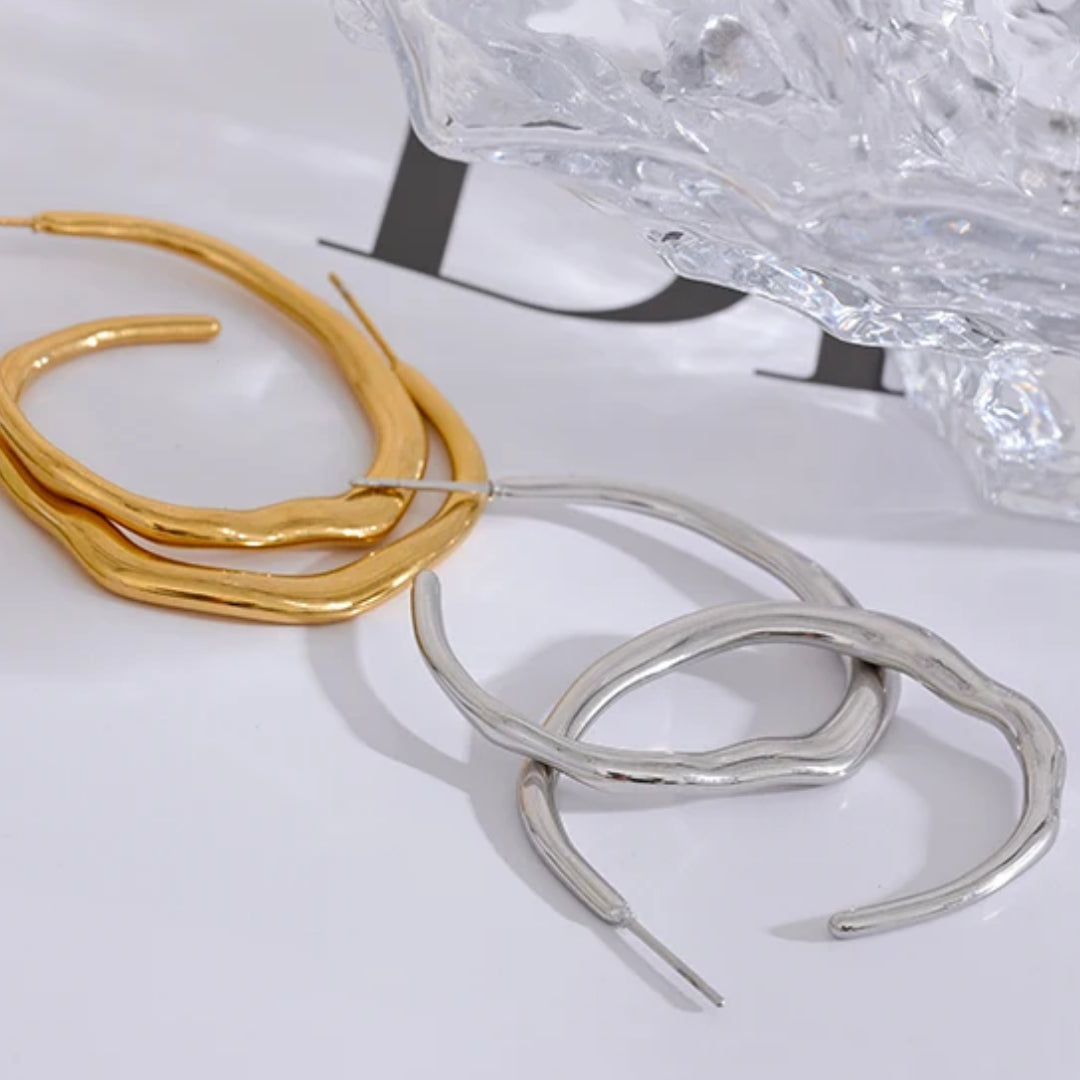 Aretes geométricos minimalistas LENORA, Detalle de aretes de aro chapados en oro – lenorajewelry.com/aretes-aro-selene-dorados, aretes de aro dorados, pendientes minimalistas, joyería mexicana moderna, aretes acero inoxidable mujer, aretes resistentes al agua, joyas LENORA