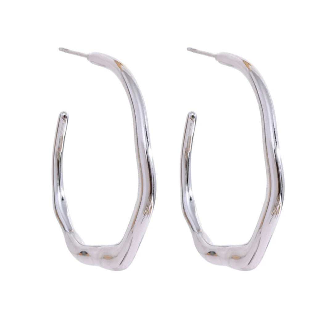 Aretes geométricos minimalistas LENORA, Detalle de aretes de aro chapados en oro – lenorajewelry.com/aretes-aro-selene-dorados, aretes de aro dorados, pendientes minimalistas, joyería mexicana moderna, aretes acero inoxidable mujer, aretes resistentes al agua, joyas LENORA