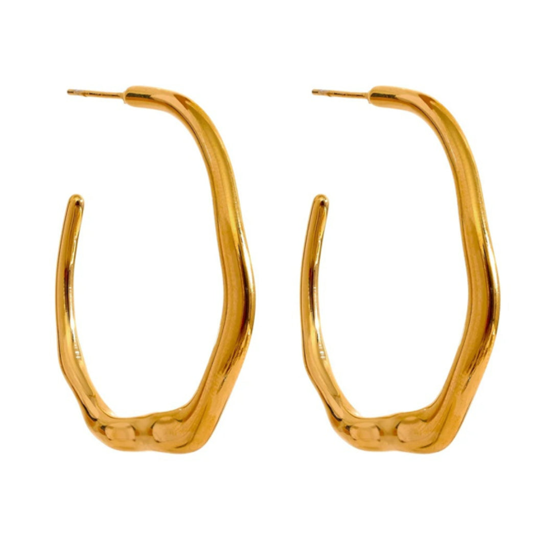 Aretes geométricos minimalistas LENORA, Detalle de aretes de aro chapados en oro – lenorajewelry.com/aretes-aro-selene-dorados, aretes de aro dorados, pendientes minimalistas, joyería mexicana moderna, aretes acero inoxidable mujer, aretes resistentes al agua, joyas LENORA