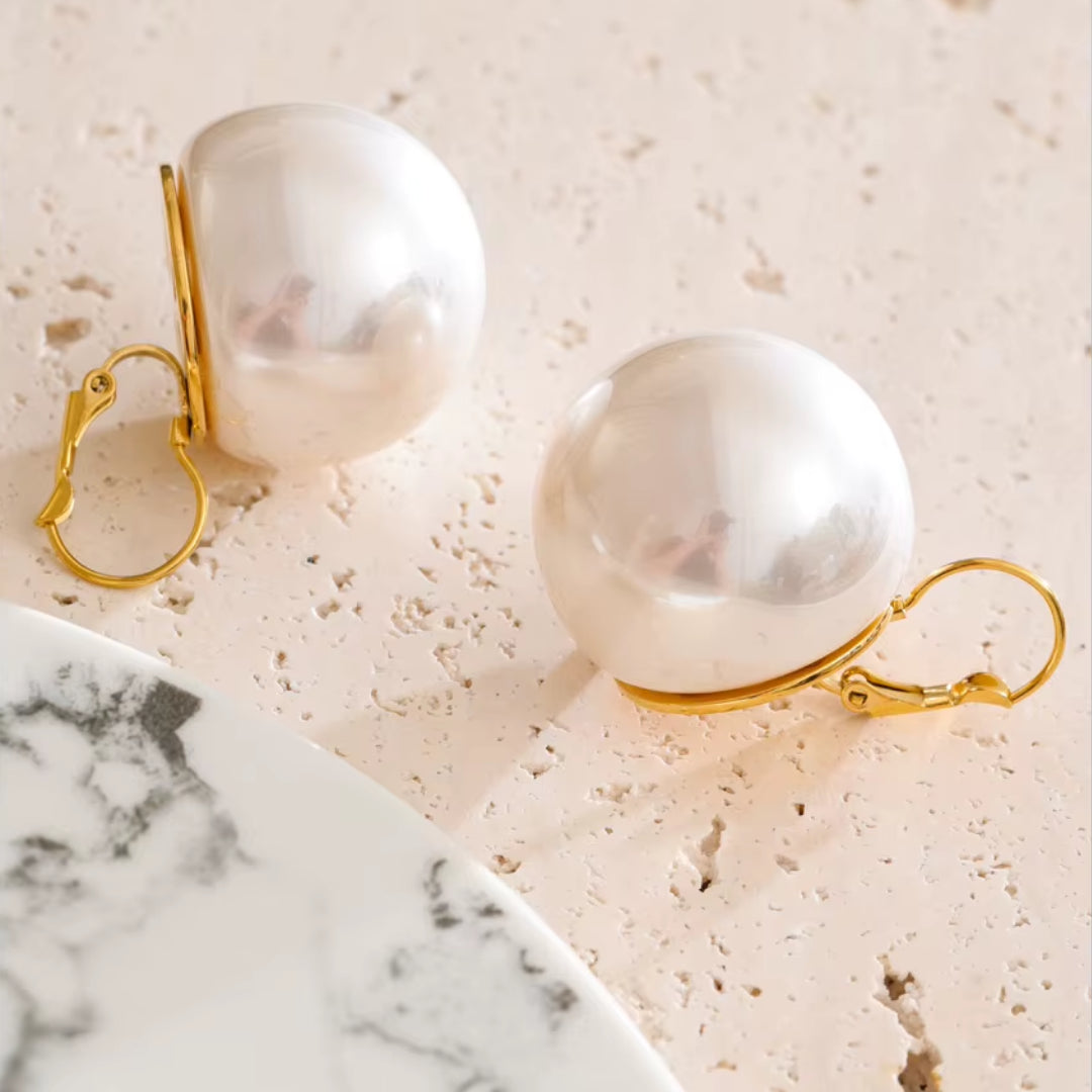 Aretes de aro con perlas Bold – lenorajewelry.com/aretes-aro-perla-bold, aretes de aro, aretes con perlas, aretes dorados mujer, joyería elegante, aros perla bold, aretes hipoalergénicos, joyas acero inoxidable