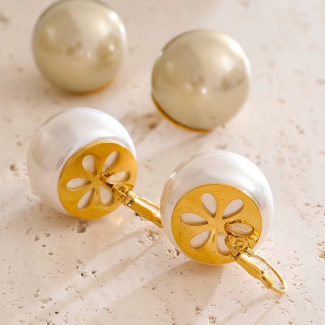Aretes de aro con perlas Bold – lenorajewelry.com/aretes-aro-perla-bold, aretes de aro, aretes con perlas, aretes dorados mujer, joyería elegante, aros perla bold, aretes hipoalergénicos, joyas acero inoxidable