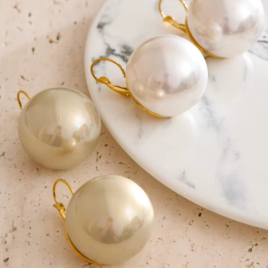 Aretes de aro con perlas Bold – lenorajewelry.com/aretes-aro-perla-bold, aretes de aro, aretes con perlas, aretes dorados mujer, joyería elegante, aros perla bold, aretes hipoalergénicos, joyas acero inoxidable