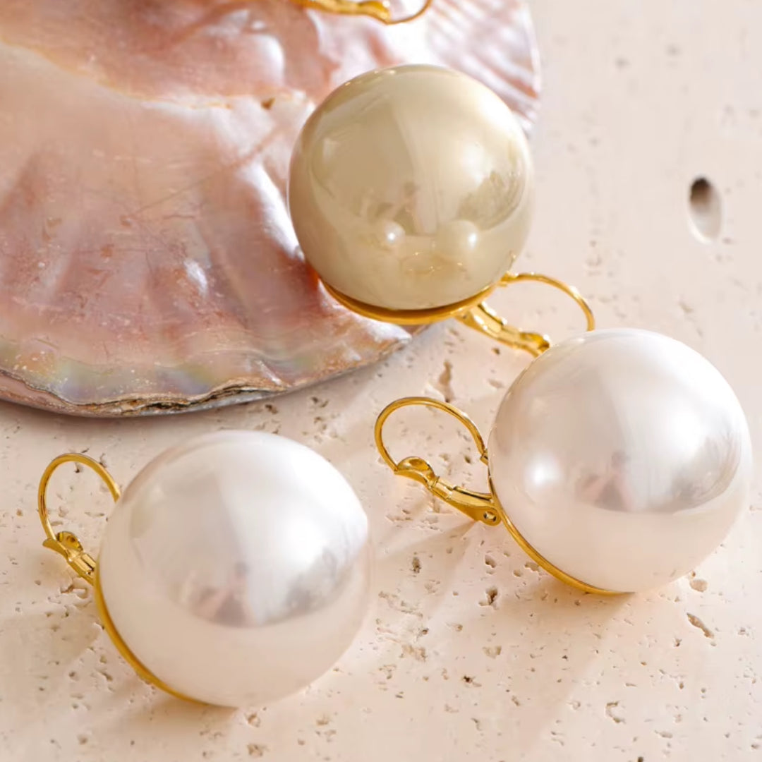 Aretes de aro con perlas Bold – lenorajewelry.com/aretes-aro-perla-bold, aretes de aro, aretes con perlas, aretes dorados mujer, joyería elegante, aros perla bold, aretes hipoalergénicos, joyas acero inoxidable