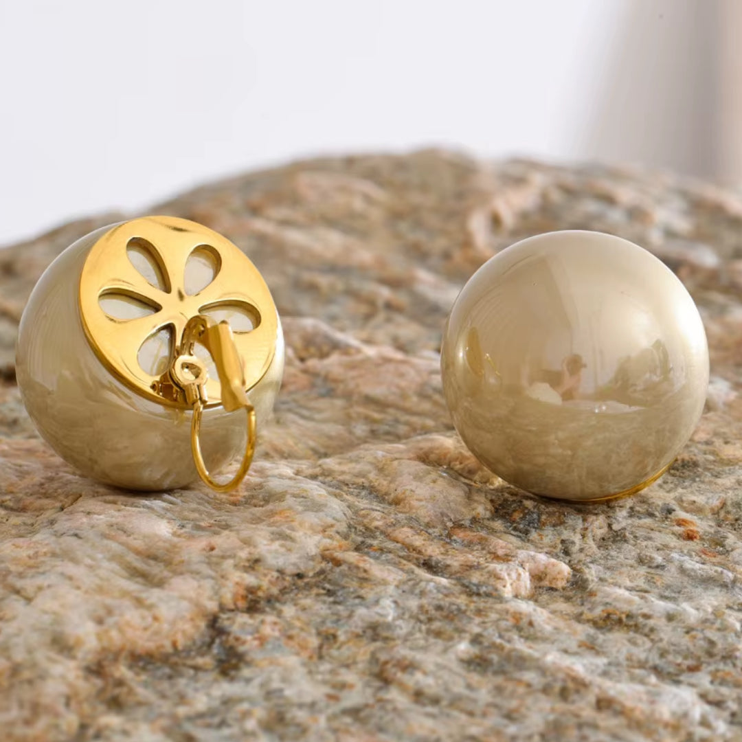 Aretes de aro con perlas Bold – lenorajewelry.com/aretes-aro-perla-bold, aretes de aro, aretes con perlas, aretes dorados mujer, joyería elegante, aros perla bold, aretes hipoalergénicos, joyas acero inoxidable