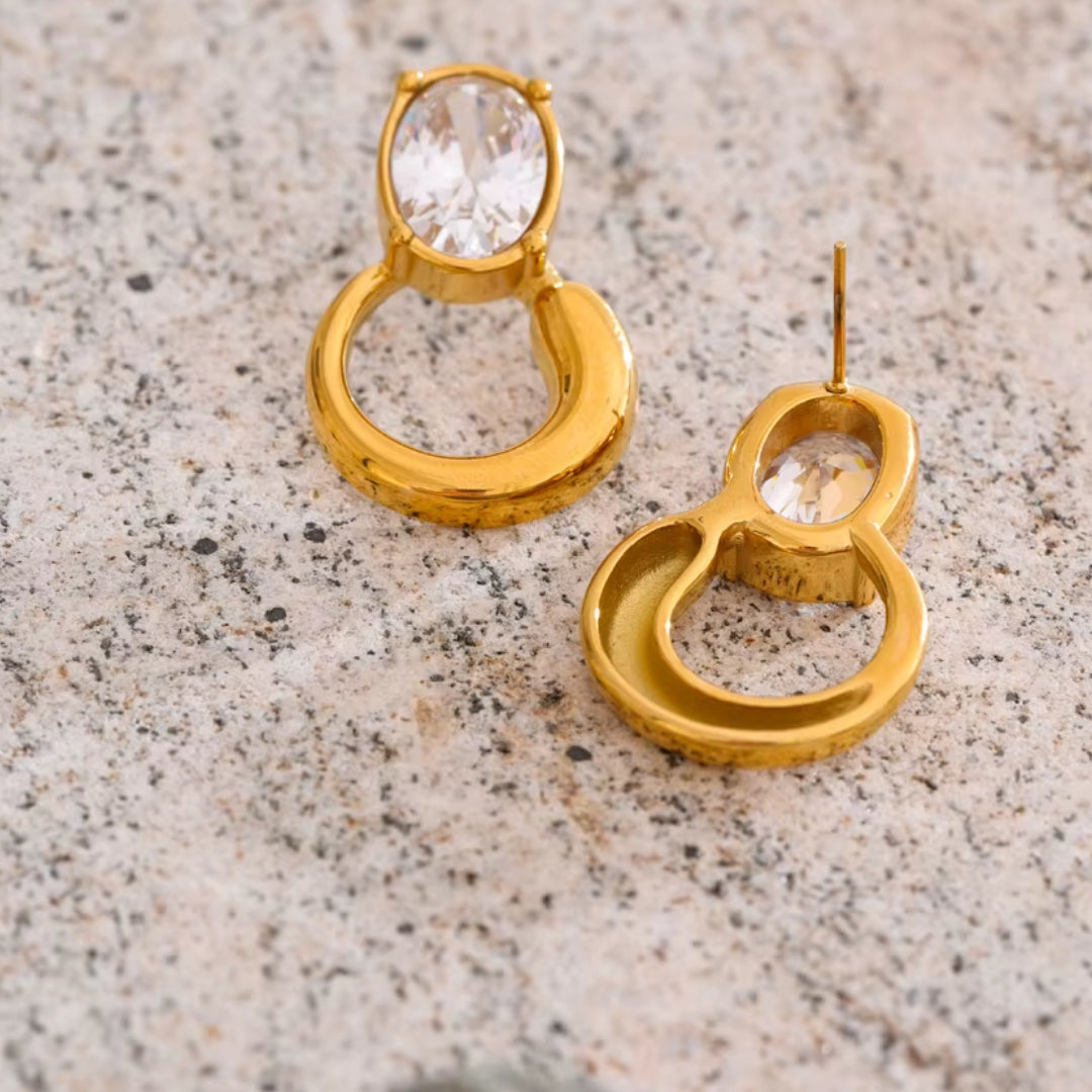 Aretes de aro geométricos dorados – lenorajewelry.com/aretes-de-aro-luxzir, aretes de aro, aretes dorados mujer, aretes con circonia cúbica, aretes geométricos, joyería resistente al agua, aretes LENORA, pendientes modernos