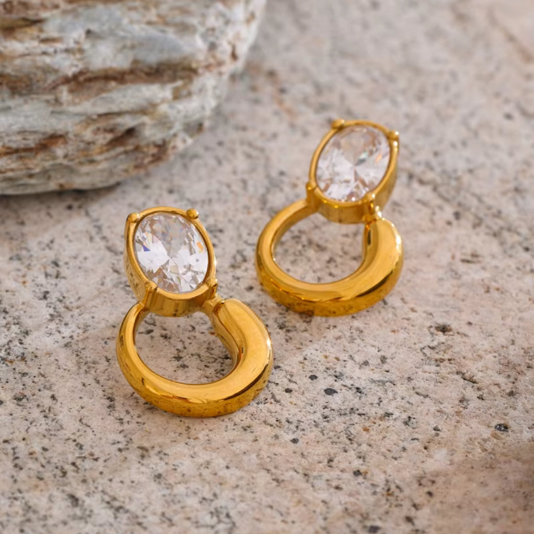 Aretes de aro geométricos dorados – lenorajewelry.com/aretes-de-aro-luxzir, aretes de aro, aretes dorados mujer, aretes con circonia cúbica, aretes geométricos, joyería resistente al agua, aretes LENORA, pendientes modernos