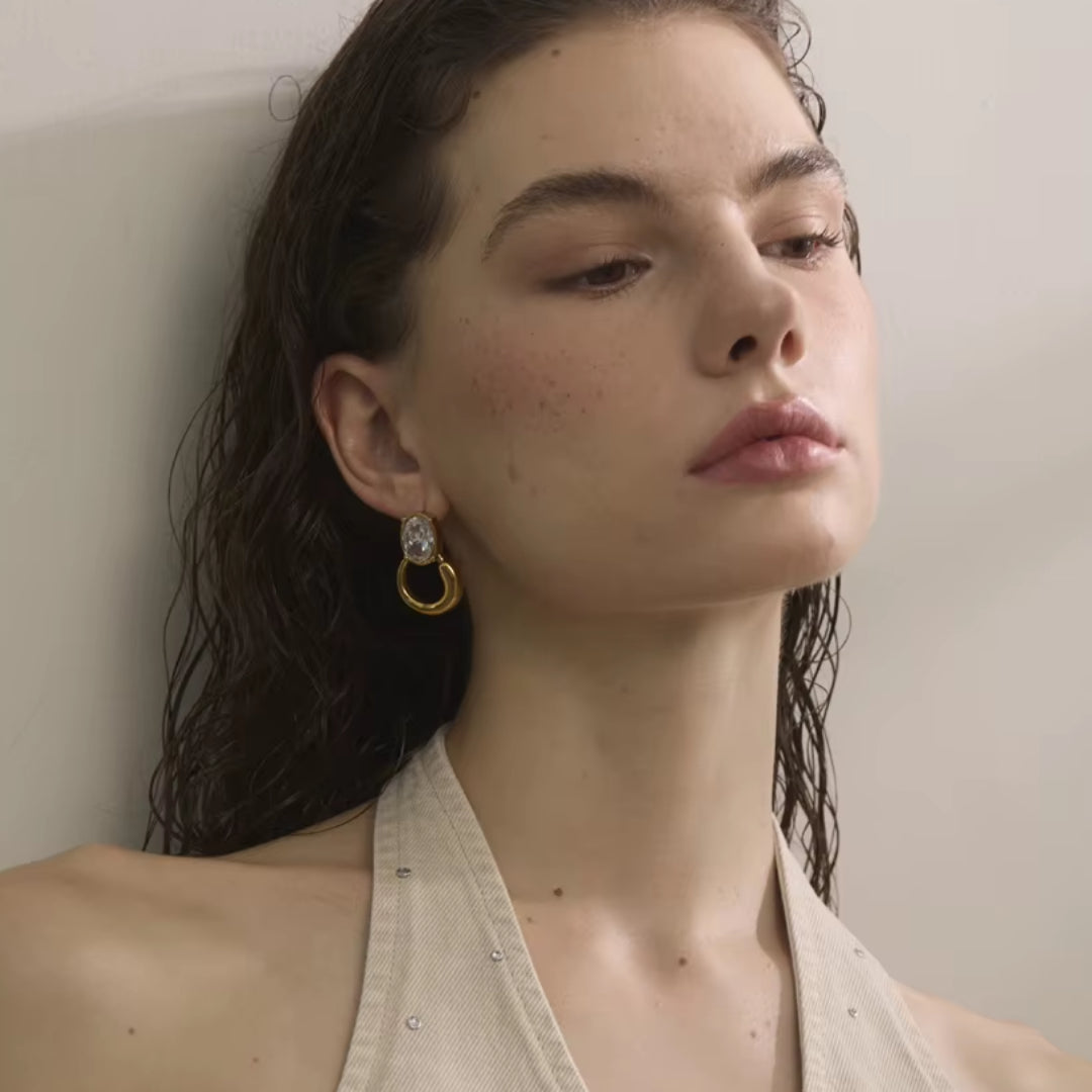 Aretes de aro geométricos dorados – lenorajewelry.com/aretes-de-aro-luxzir, aretes de aro, aretes dorados mujer, aretes con circonia cúbica, aretes geométricos, joyería resistente al agua, aretes LENORA, pendientes modernos