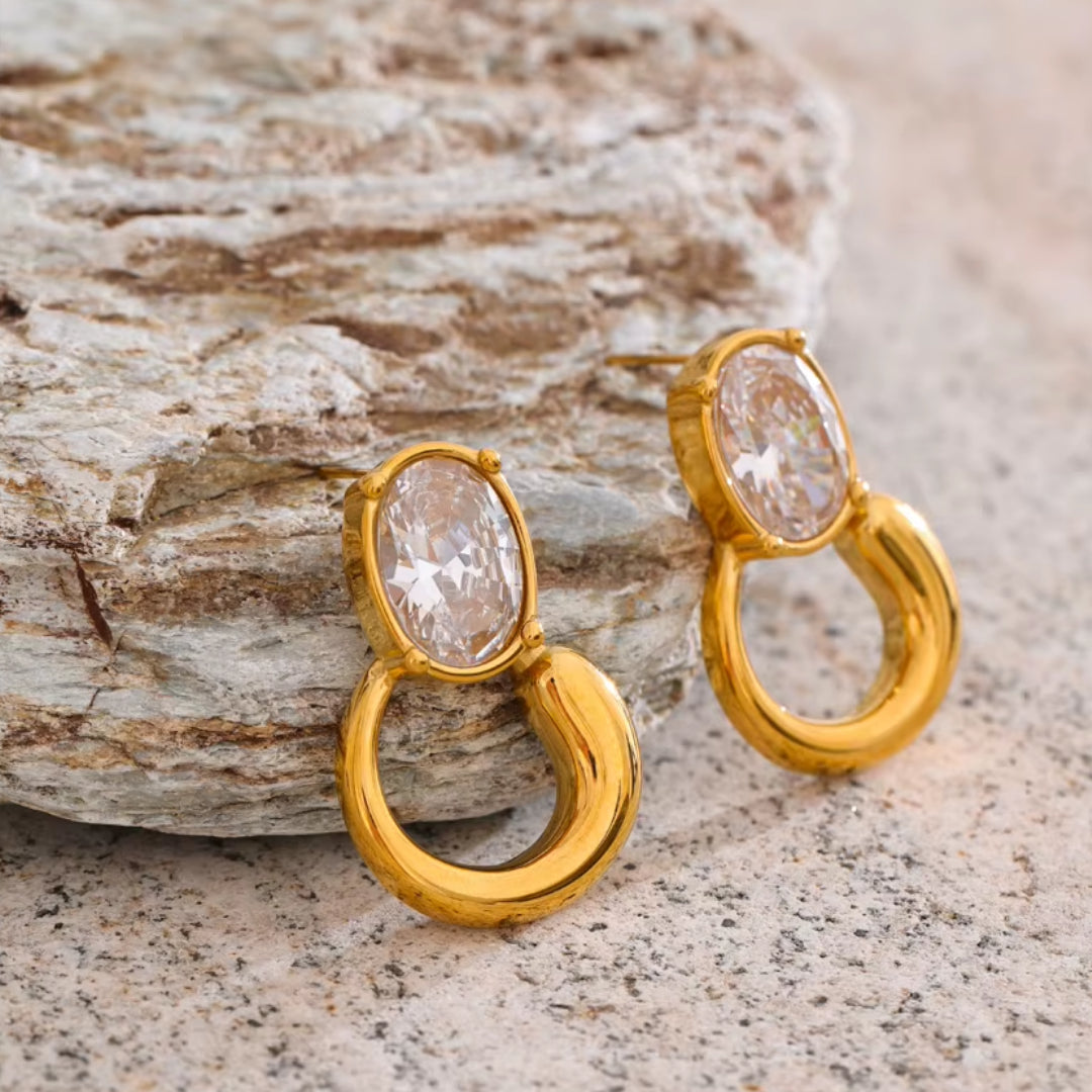 Aretes de aro geométricos dorados – lenorajewelry.com/aretes-de-aro-luxzir, aretes de aro, aretes dorados mujer, aretes con circonia cúbica, aretes geométricos, joyería resistente al agua, aretes LENORA, pendientes modernos