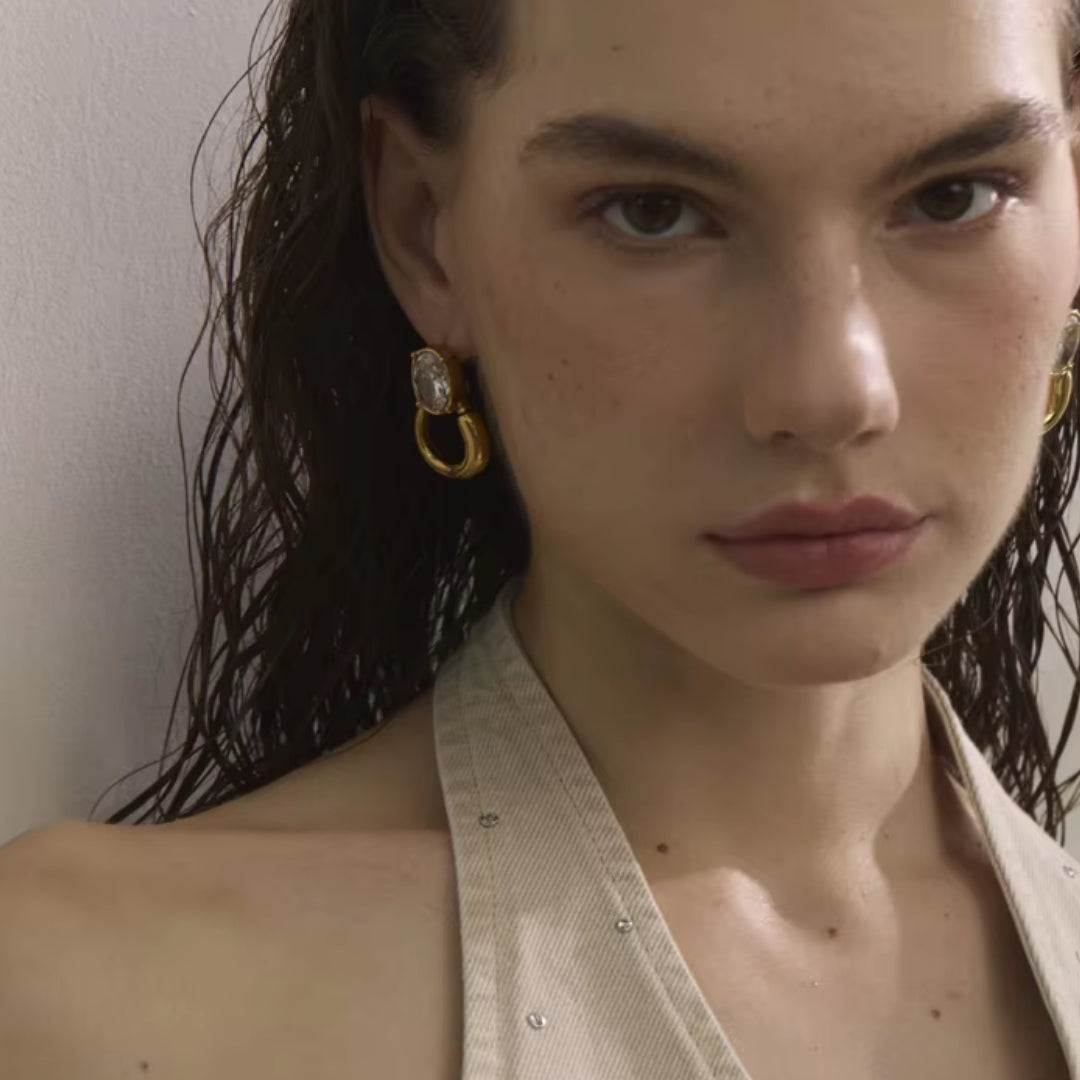 Aretes de aro geométricos dorados – lenorajewelry.com/aretes-de-aro-luxzir, aretes de aro, aretes dorados mujer, aretes con circonia cúbica, aretes geométricos, joyería resistente al agua, aretes LENORA, pendientes modernos