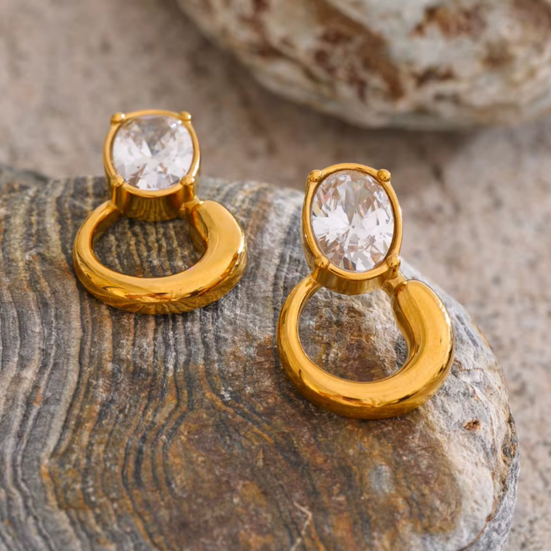 Aretes de aro geométricos dorados – lenorajewelry.com/aretes-de-aro-luxzir, aretes de aro, aretes dorados mujer, aretes con circonia cúbica, aretes geométricos, joyería resistente al agua, aretes LENORA, pendientes modernos