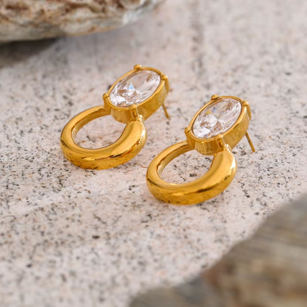 Aretes de aro geométricos dorados – lenorajewelry.com/aretes-de-aro-luxzir, aretes de aro, aretes dorados mujer, aretes con circonia cúbica, aretes geométricos, joyería resistente al agua, aretes LENORA, pendientes modernos