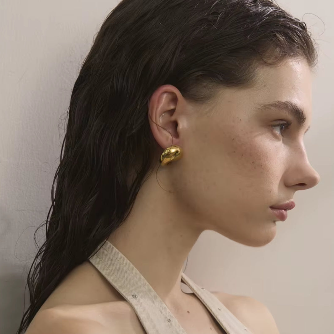 Aretes dorados en forma de gota – lenorajewelry.com/aretes-gota-brillante, Aretes modernos de acero inoxidable, aretes de gota, aretes dorados, pendientes modernos, joyería resistente al agua, aretes LENORA, pendientes elegantes, acero inoxidable