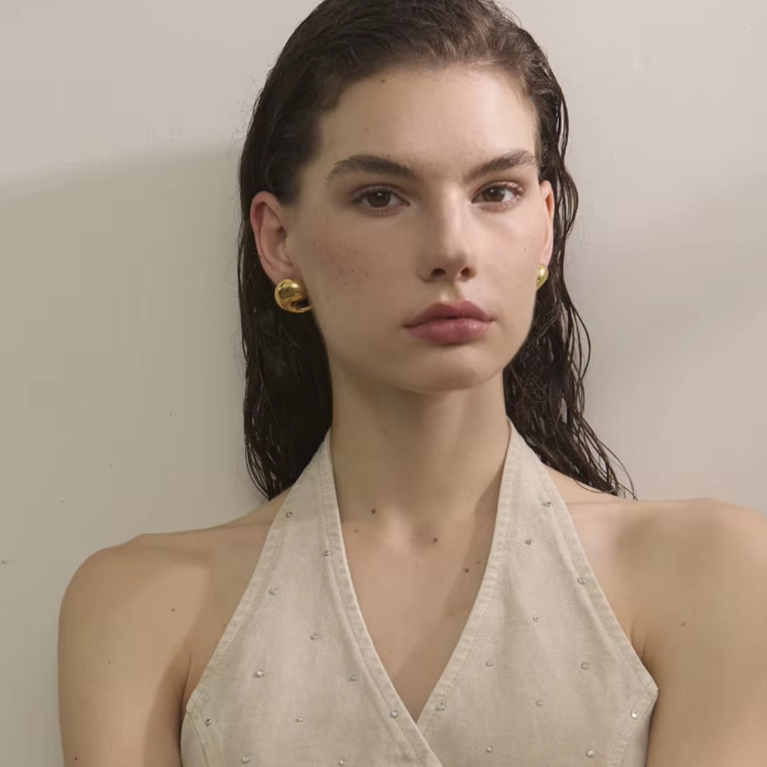 Aretes dorados en forma de gota – lenorajewelry.com/aretes-gota-brillante, Aretes modernos de acero inoxidable, aretes de gota, aretes dorados, pendientes modernos, joyería resistente al agua, aretes LENORA, pendientes elegantes, acero inoxidable