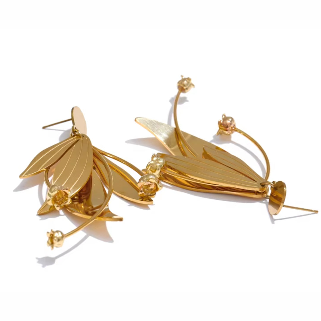 Aretes florales de acero inoxidable con baño de oro 18K.
https://lenorajewelry.com/aretes-florales-acero-inoxidable-dorado