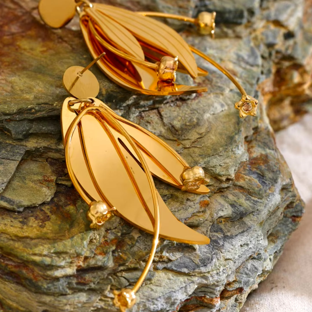 Aretes florales de acero inoxidable con baño de oro 18K.
https://lenorajewelry.com/aretes-florales-acero-inoxidable-dorado