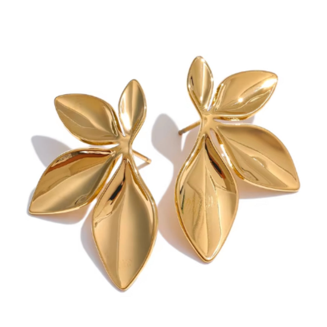 Aretes florales dorados con diseño brillante y textura detallada
https://lenorajewelry.com/aretes-florales-acero-inoxidable-bano-oro-antialergico