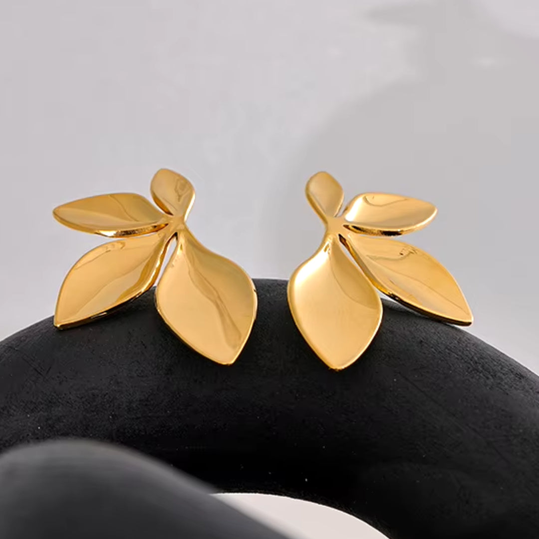 Aretes florales dorados con diseño brillante y textura detallada
https://lenorajewelry.com/aretes-florales-acero-inoxidable-bano-oro-antialergico