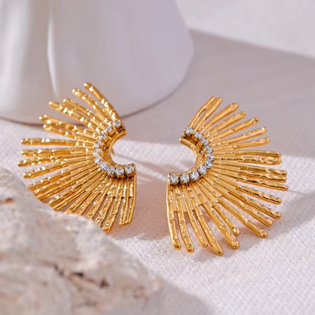 Aretes geométricos dorados con detalles de zircón, diseño moderno
https://lenorajewelry.com/aretes-geometricos-zircon-acero-inoxidable-bano-oro
