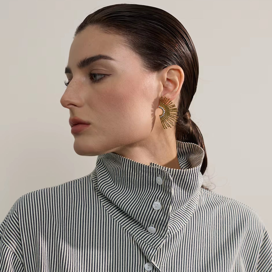 Aretes geométricos dorados con detalles de zircón, diseño moderno
https://lenorajewelry.com/aretes-geometricos-zircon-acero-inoxidable-bano-oro
