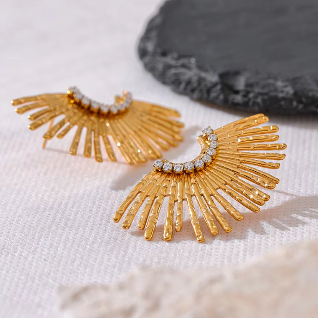 Aretes geométricos dorados con detalles de zircón, diseño moderno
https://lenorajewelry.com/aretes-geometricos-zircon-acero-inoxidable-bano-oro
