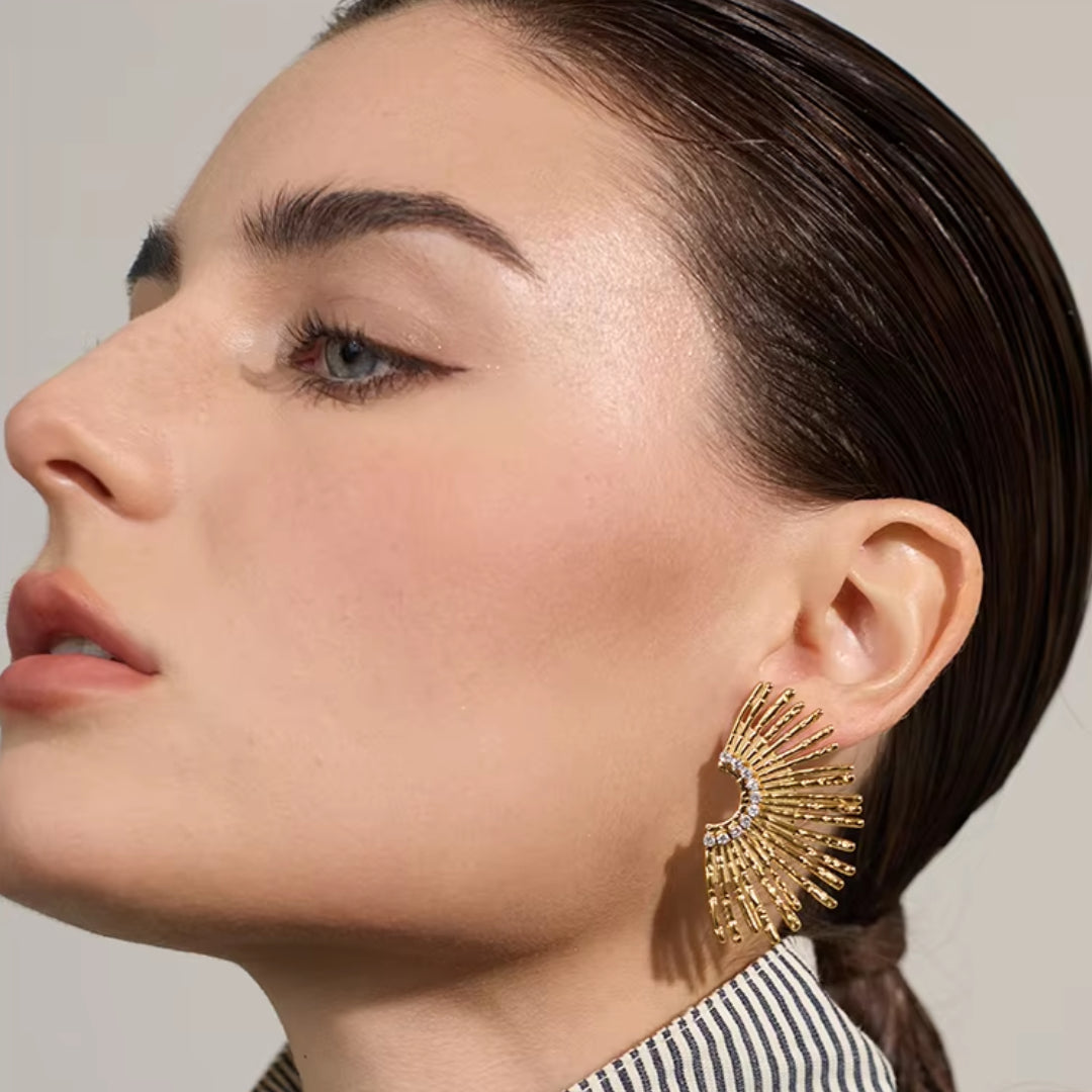 Aretes geométricos dorados con detalles de zircón, diseño moderno
https://lenorajewelry.com/aretes-geometricos-zircon-acero-inoxidable-bano-oro
